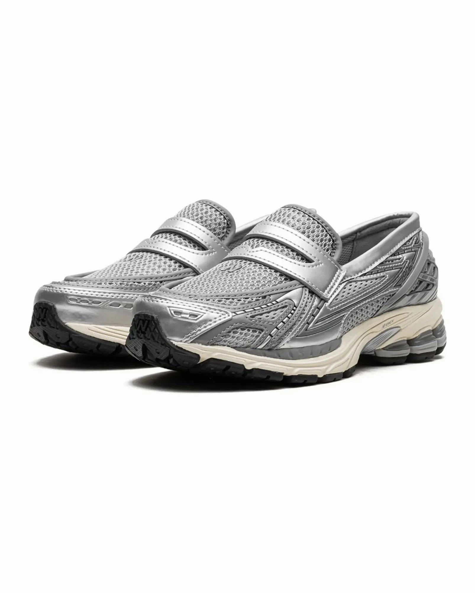 Walk Tech Crowd Ready New Balance 1906L Metallic Silver
