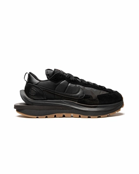 Nike Vaporwaffle sacai Black Gum running in a rope bridge area shoes