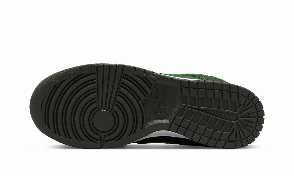 Tempo run running in a ravine area shoes Nike Dunk Low Avocado