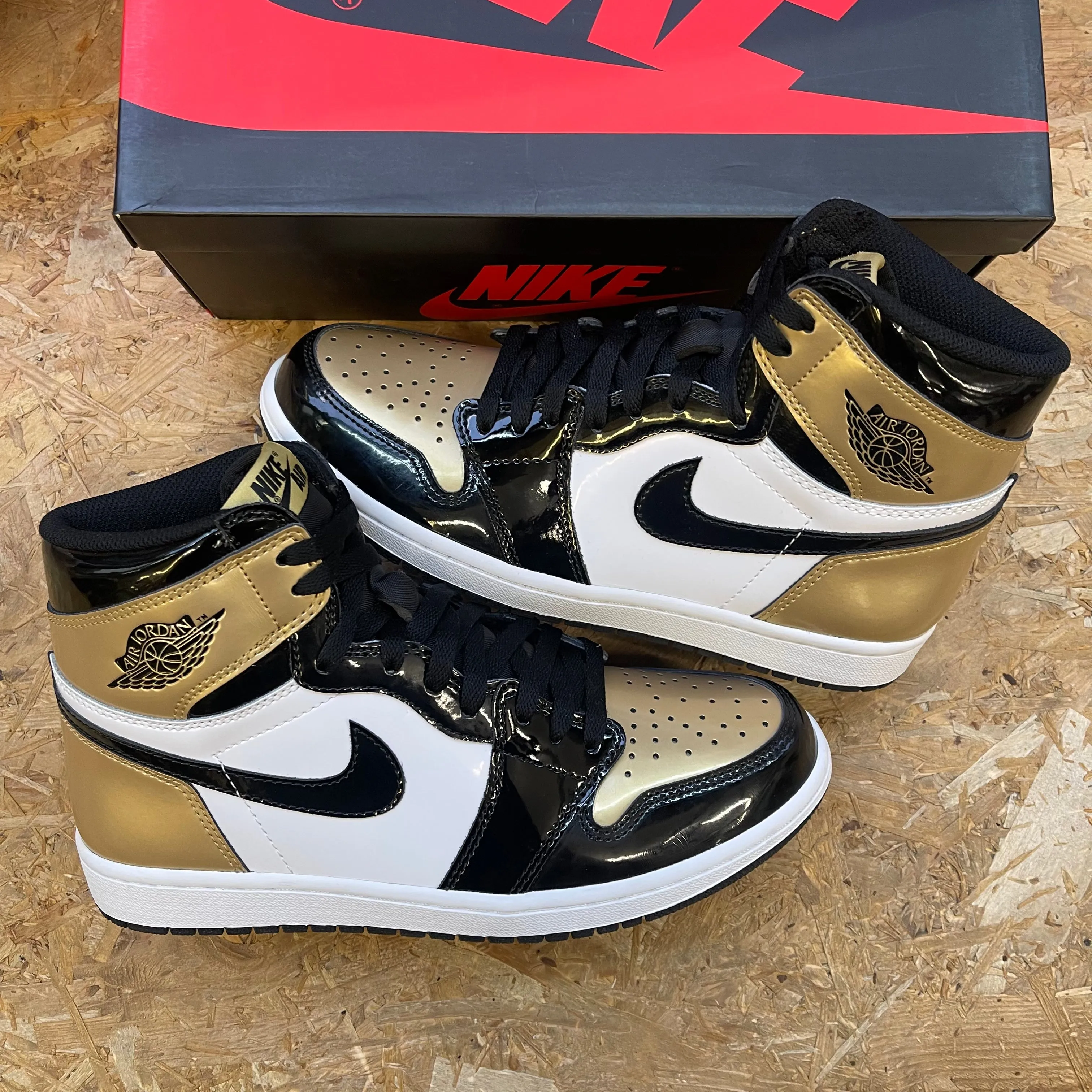 Jordan 1 High Gold Toe - PRE-OWNED Immense appearance